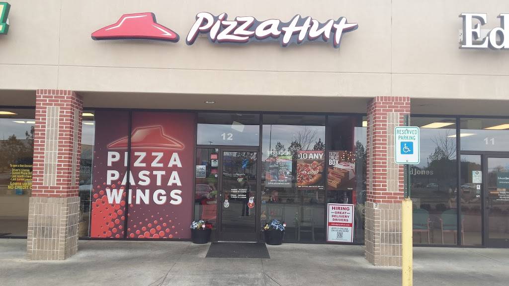 Pizza Hut | meal takeaway | 200 Chickasaw Ridge Dr, Oakland, TN 38060, USA | 9014667895 OR +1 901-466-7895