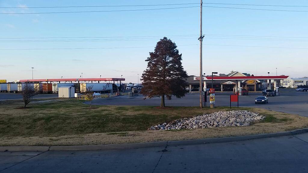 Flying J Travel Center | restaurant | 703 MO-80, Matthews, MO 63867, USA | 5734723336 OR +1 573-472-3336