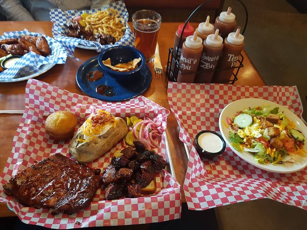 Famous Daves Bar-B-Que | restaurant | 2910 Chain Bridge Rd, Oakton, VA 22124, USA | 7032813800 OR +1 703-281-3800