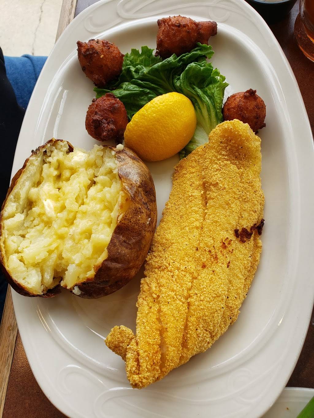 Harbor Lights Restaurant | restaurant | Upper Village Dr, Gilbertsville, KY 42044, USA | 2703624271 OR +1 270-362-4271