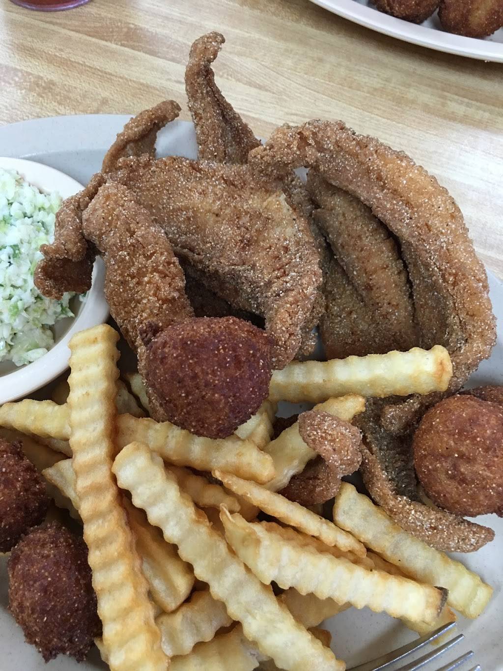 Fish Hut | restaurant | 120 Water St, Savannah, TN 38372, USA | 7319256571 OR +1 731-925-6571