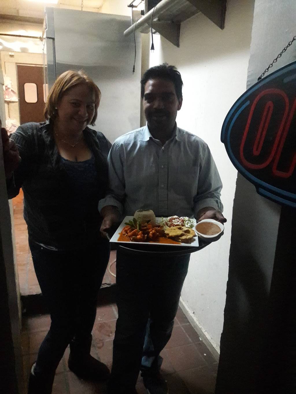 Loueys COCINA And Bar Restaurante Dominicano Y Centro America | restaurant | 200 N Haven St, Baltimore, MD 21224, USA | 4439538682 OR +1 443-953-8682