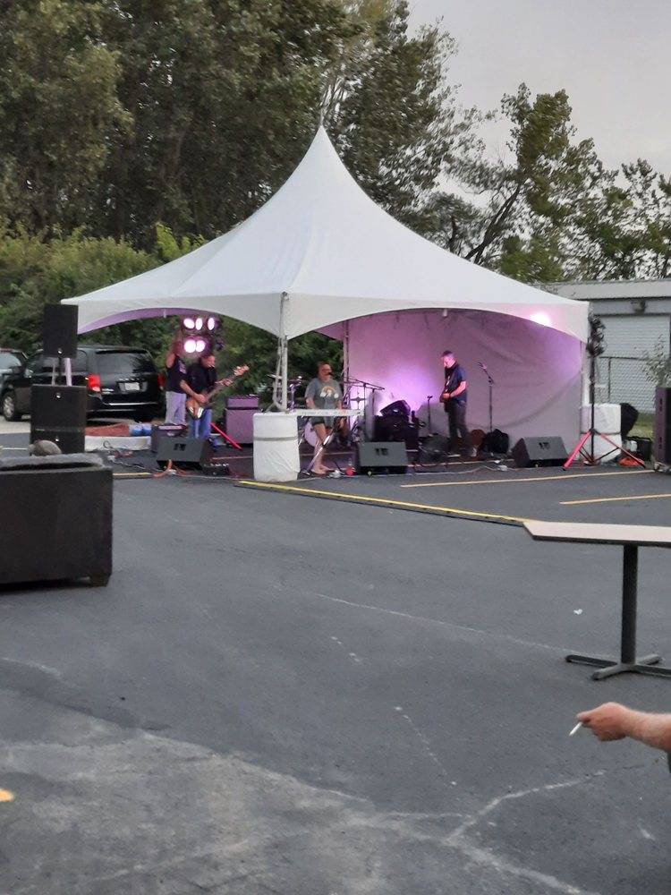 The Lonesome Keg | restaurant | 201 E Romeo Rd, Romeoville, IL 60446, USA | 8155243566 OR +1 815-524-3566