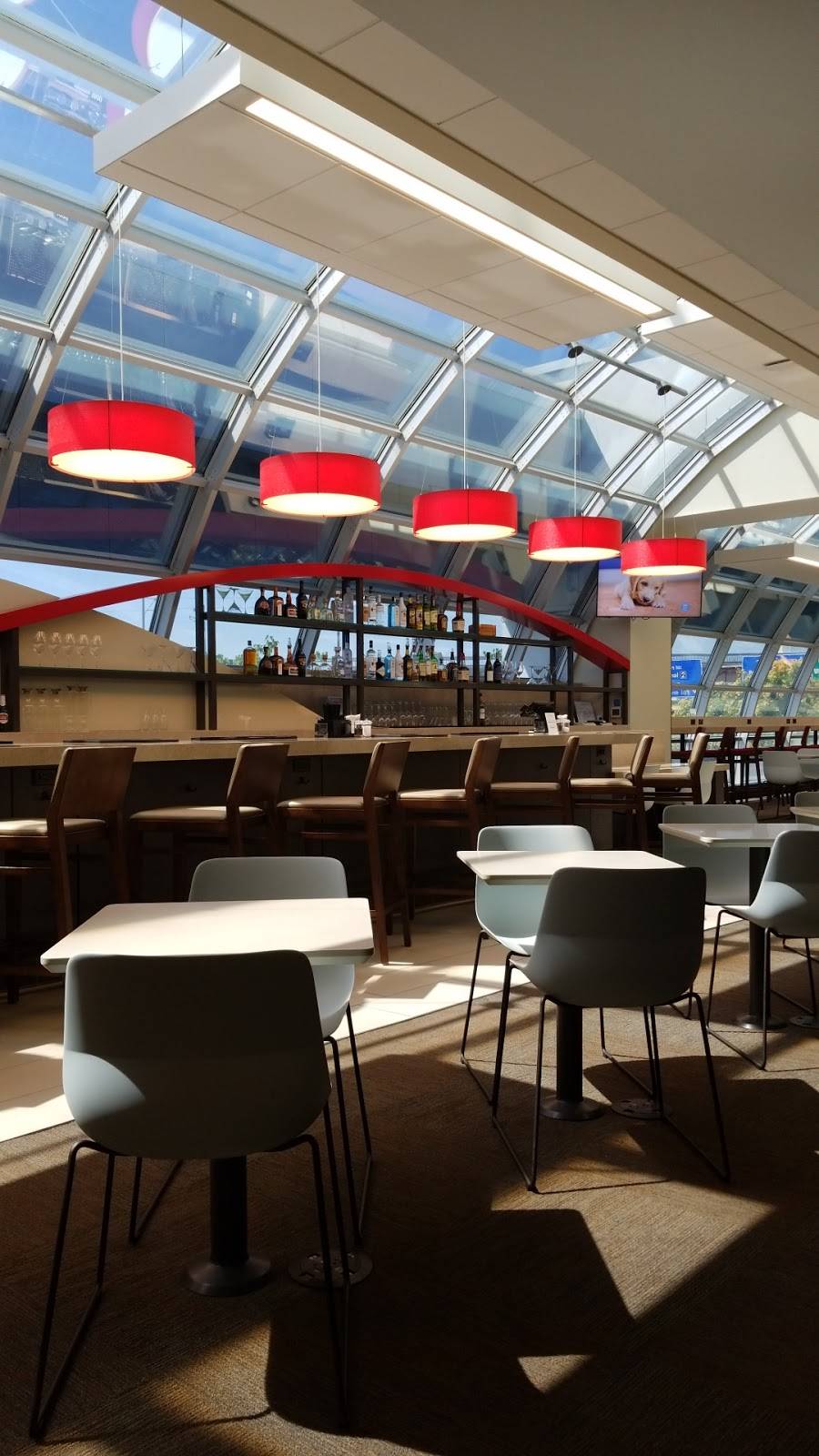 Wingtips Lounge | restaurant | St.Louis Lambert International Airport, St. Louis, MO 63145, USA | 3143000689 OR +1 314-300-0689