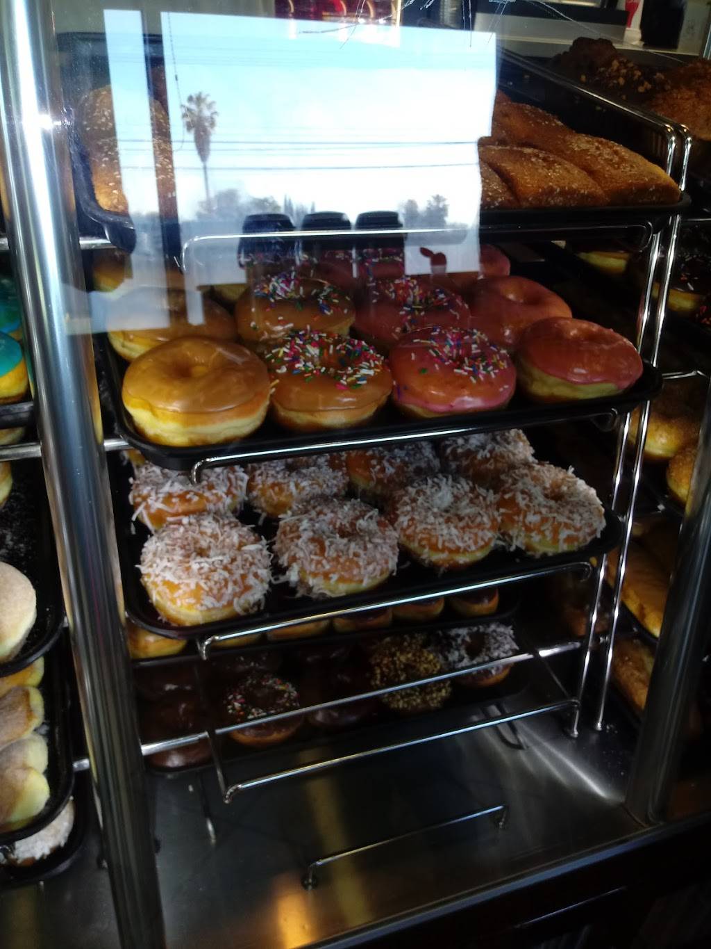 Yum Yum Donuts | cafe | 6804 De Soto Ave, Canoga Park, CA 91303, USA | 8189610264 OR +1 818-961-0264