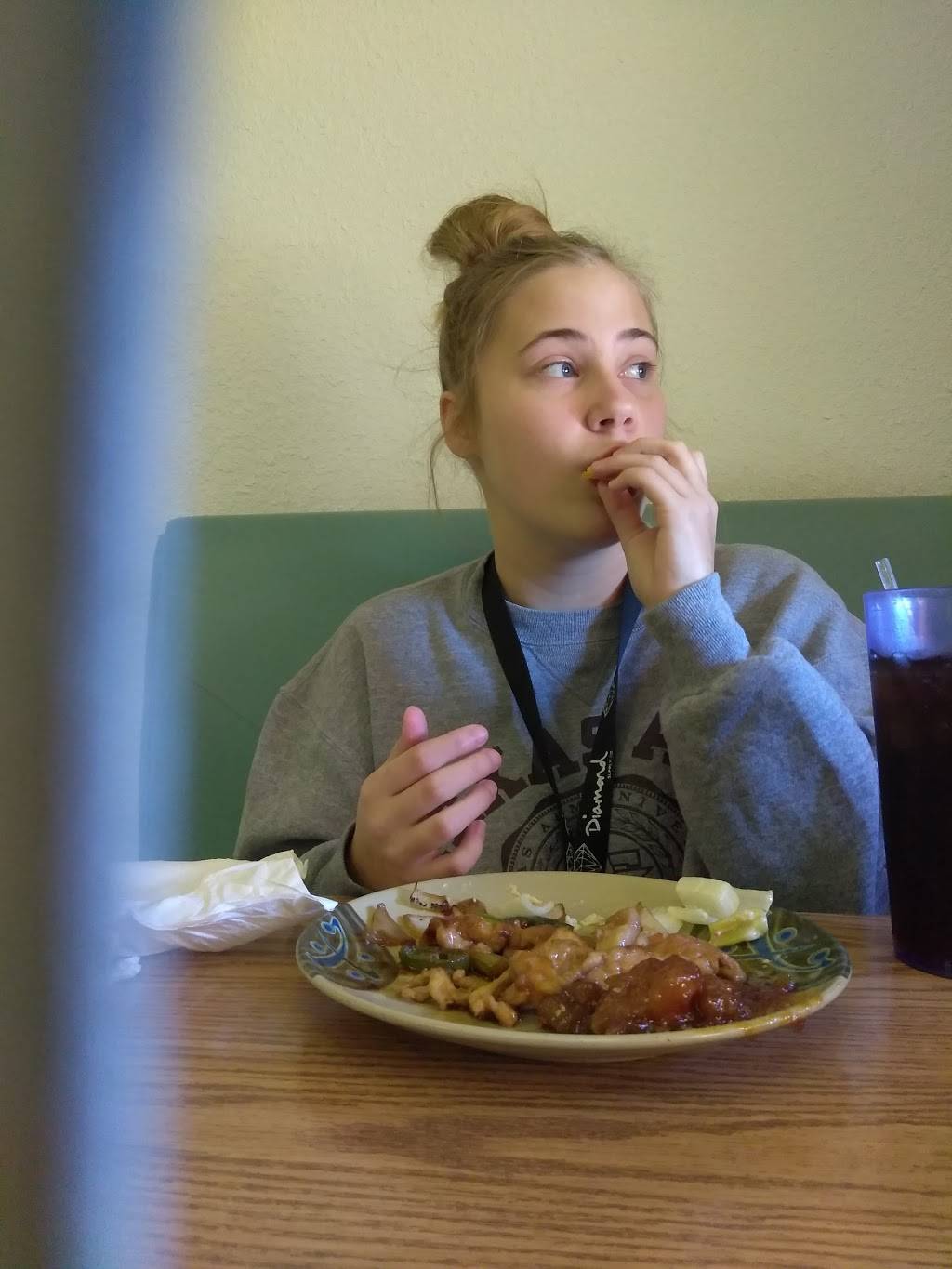 Lucky Dragon | restaurant | 705 E Sam Rayburn Dr, Bonham, TX 75418, USA | 9035832146 OR +1 903-583-2146