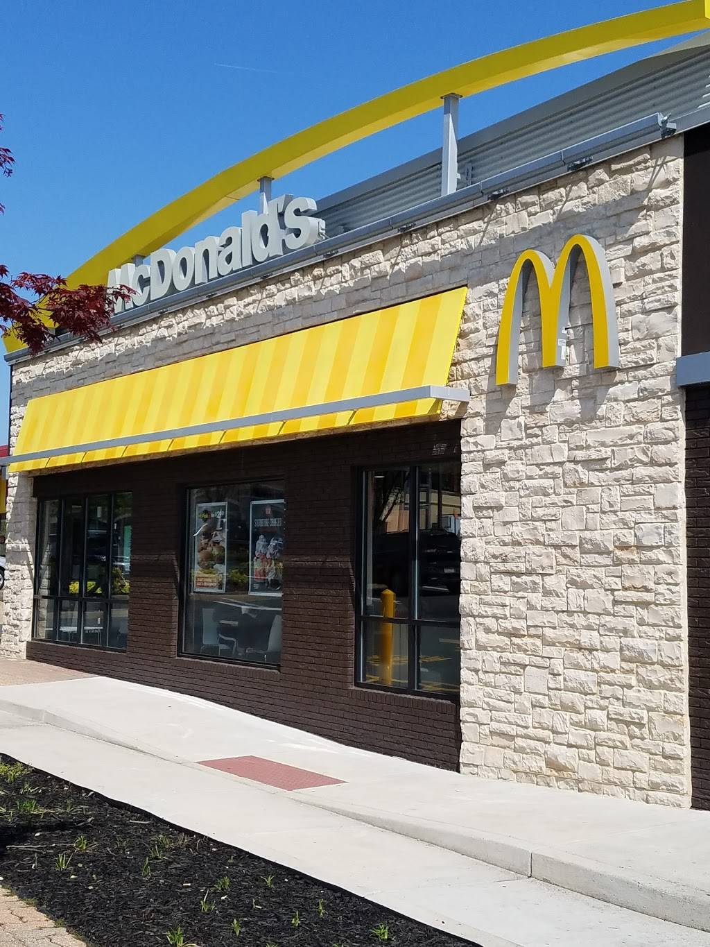 McDonalds | cafe | 121 W Glebe Rd, Alexandria, VA 22305, USA | 7035494429 OR +1 703-549-4429