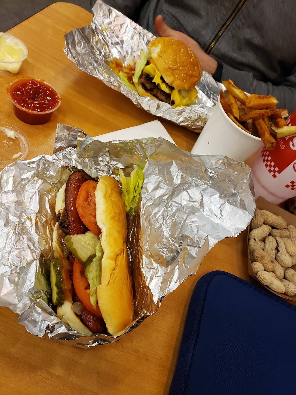 Five Guys | meal takeaway | 3530 Boulevard des Sources, Dollard-des-Ormeaux, QC H9B 1Z9, Canada | 5146834545 OR +1 514-683-4545