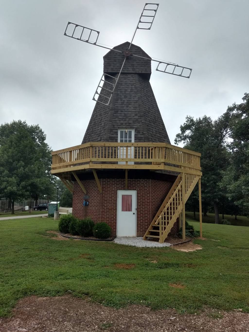 Windmill Chill | restaurant | 903 N Meridian St, Holland, IN 47541, USA | 8125362176 OR +1 812-536-2176