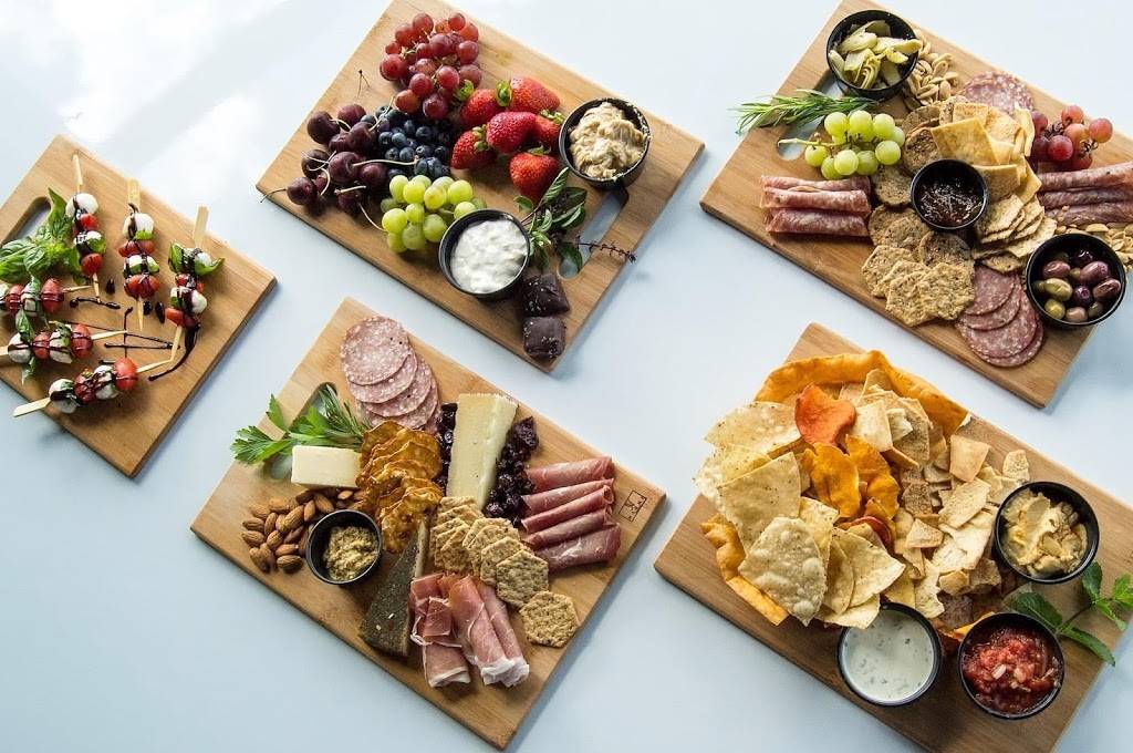 8th Ward Urban Bar and Restaurant | restaurant | 3905 Broadway, Rockford, IL 61108, USA | 8157086523 OR +1 815-708-6523