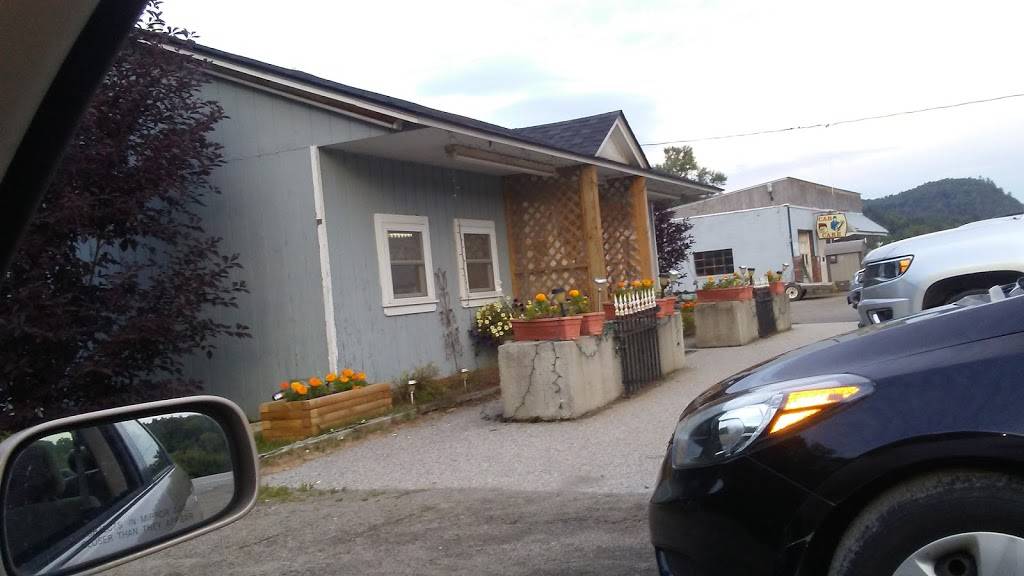 Claudette & Deans Place | restaurant | 1858 US-3, North Stratford, NH 03590, USA | 6039223299 OR +1 603-922-3299