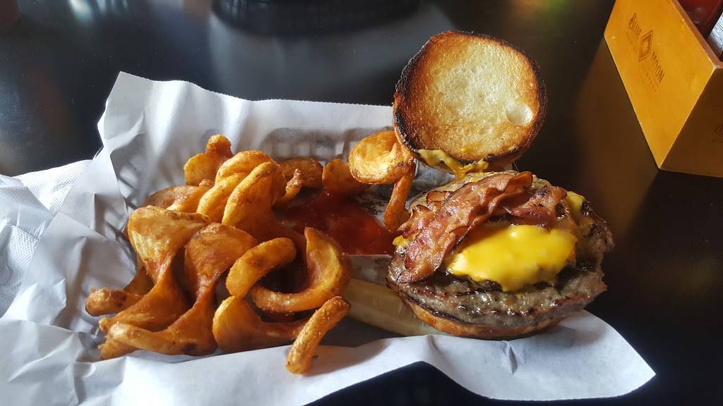 The Station Pub & Grill | restaurant | W226N3013 Duplainville Rd, Pewaukee, WI 53072, USA | 2626955300 OR +1 262-695-5300