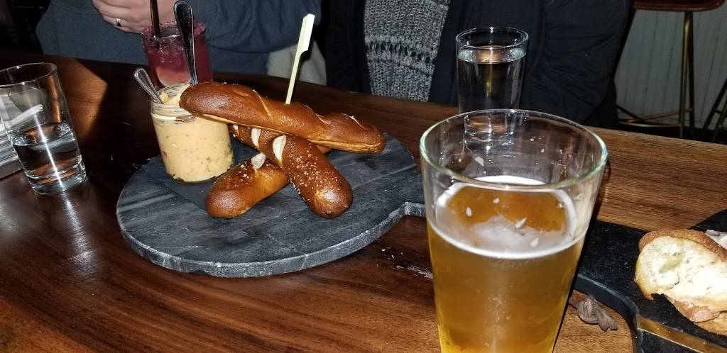 The Earl | restaurant | 109 E Market St, New Albany, IN 47150, USA | 8125902611 OR +1 812-590-2611