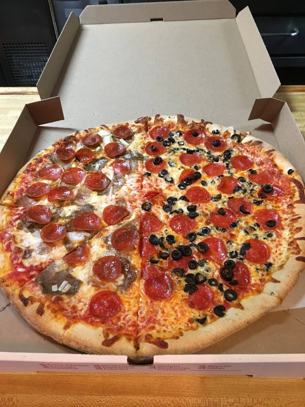 Genovas Pizza And Pastaria | restaurant | 3316 NY-112, Medford, NY 11763, USA | 6316967776 OR +1 631-696-7776