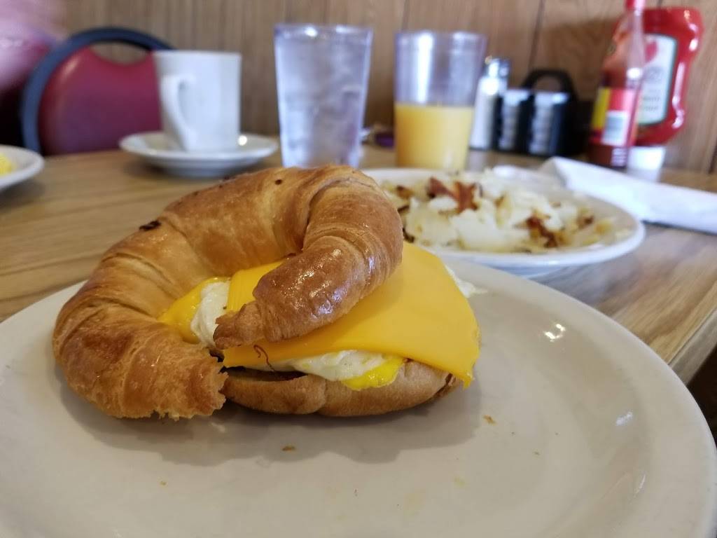 Broadway Cafe | restaurant | 223 S Broadway St, Butler, IN 46721, USA | 2608685523 OR +1 260-868-5523