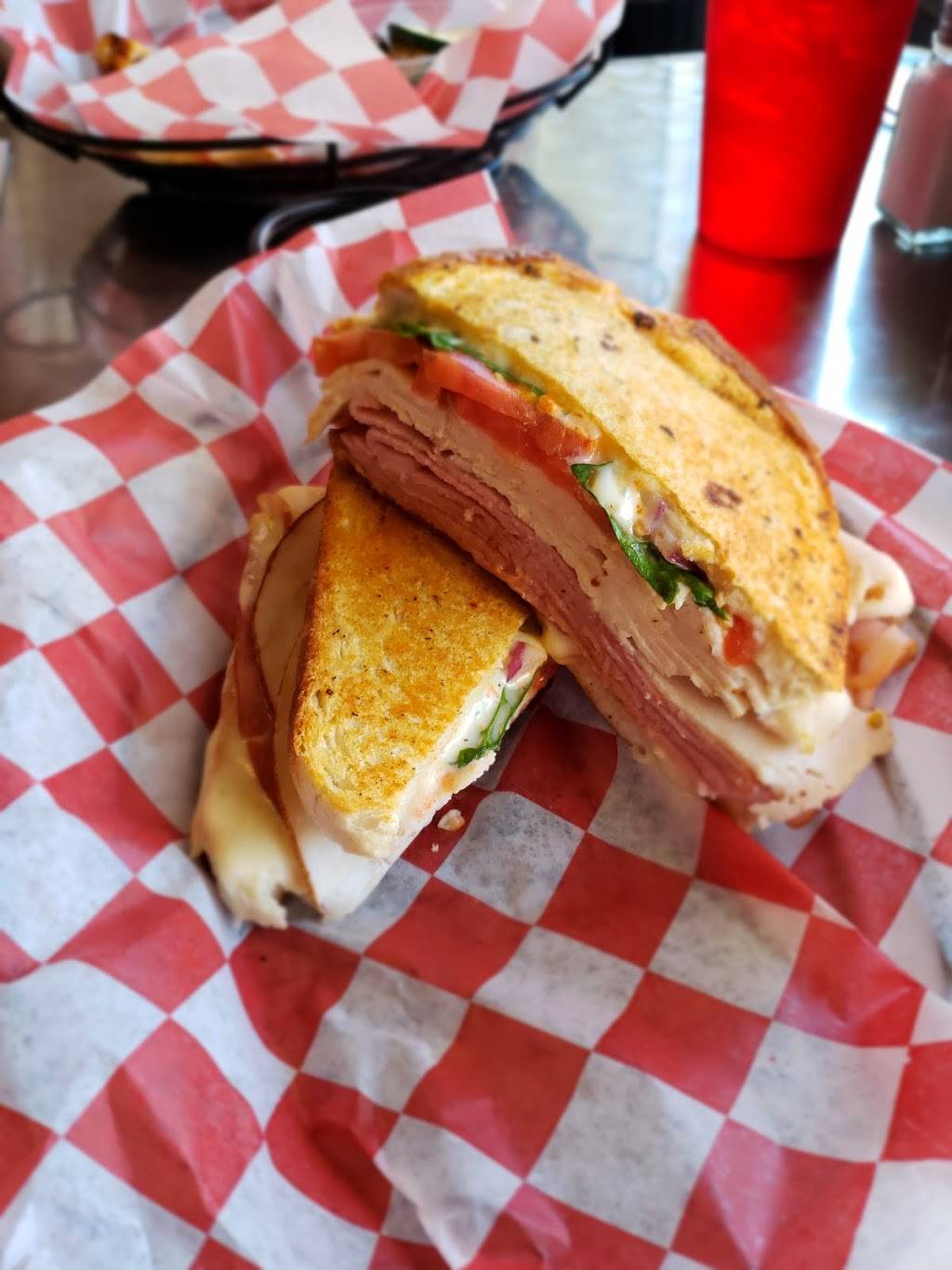 Wheel | restaurant | 201 W Market St, Pottsville, PA 17901, USA | 5706222700 OR +1 570-622-2700