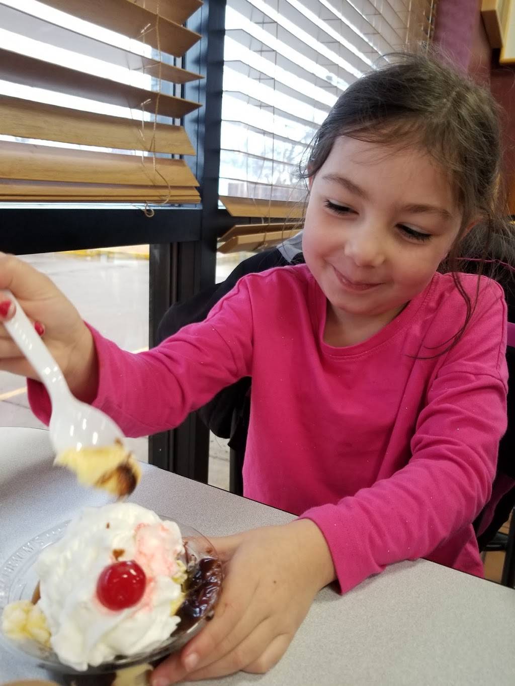 Braums Ice Cream & Burger Restaurant | restaurant | 5048 S 33rd W Ave, Tulsa, OK 74107, USA | 9184459221 OR +1 918-445-9221