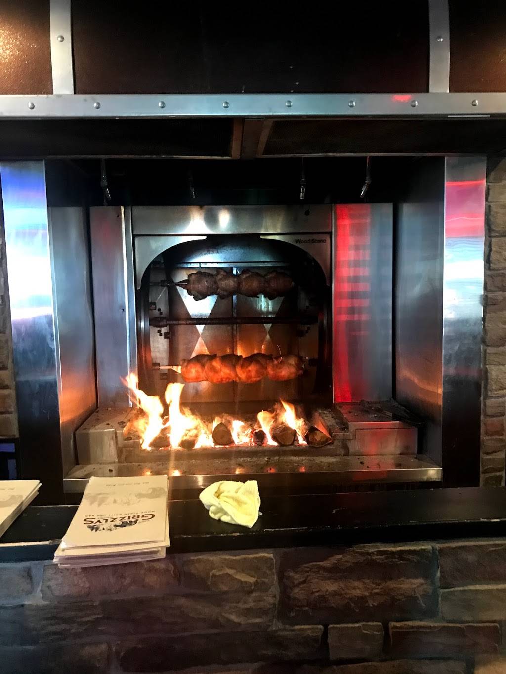 Grizzlys Wood-Fired Grill - Willmar | restaurant | 2207 1st St S, Willmar, MN 56201, USA | 3202310840 OR +1 320-231-0840