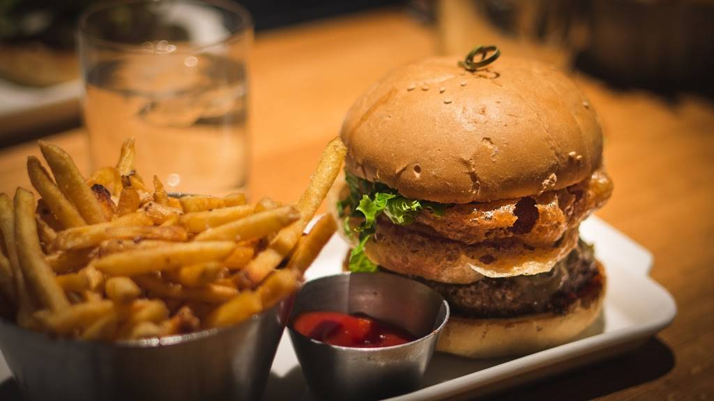 Earls Kitchen + Bar | restaurant | 698 Assembly Row Unit 102, Somerville, MA 02145, USA | 6176661790 OR +1 617-666-1790