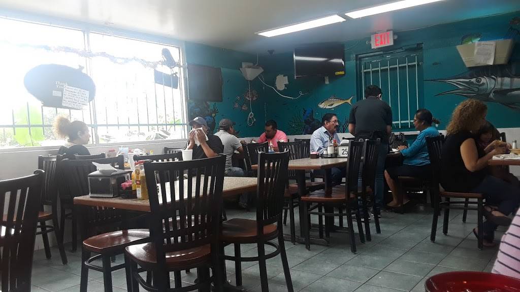 La Playa Restaurant | restaurant | 3201 W Poplar St, San Antonio, TX 78228, USA | 2107358715 OR +1 210-735-8715