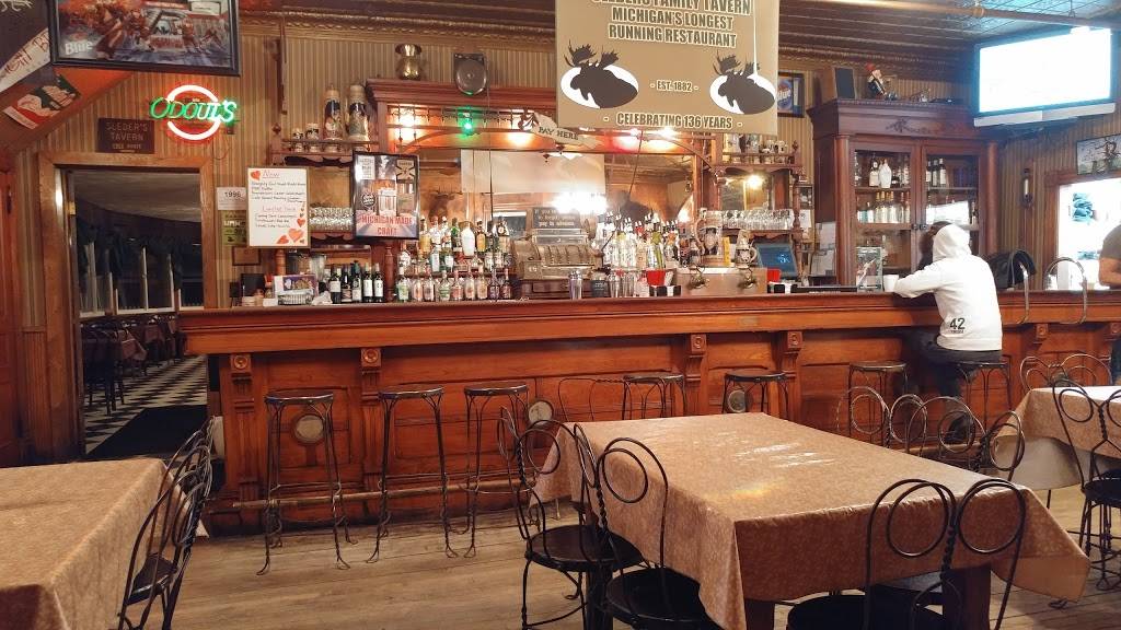 Sleders Family Tavern | restaurant | 717 Randolph St, Traverse City, MI 49684, USA | 2319479213 OR +1 231-947-9213