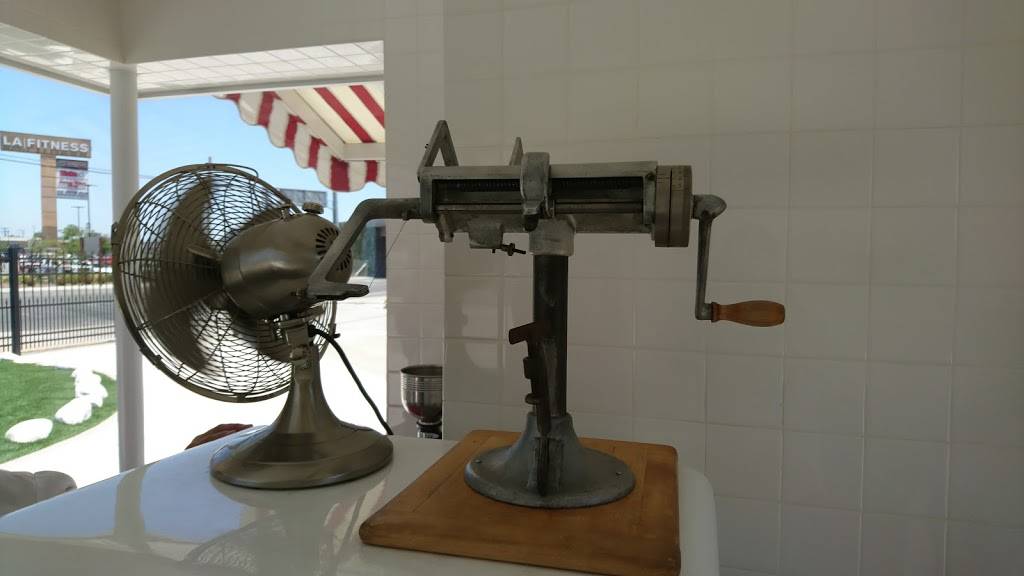 The Original In-N-Out Burger | restaurant | 13766 Francisquito Ave, Baldwin Park, CA 91706, USA | 8007861000 OR +1 800-786-1000