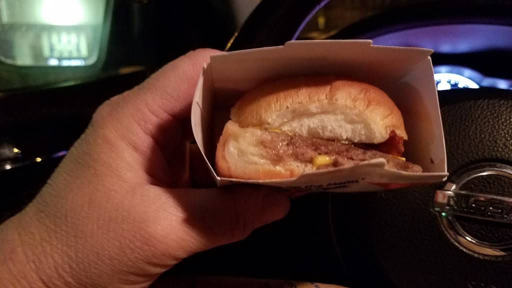 White Castle | restaurant | 2009 Hebert St, St. Louis, MO 63107, USA | 3142413121 OR +1 314-241-3121