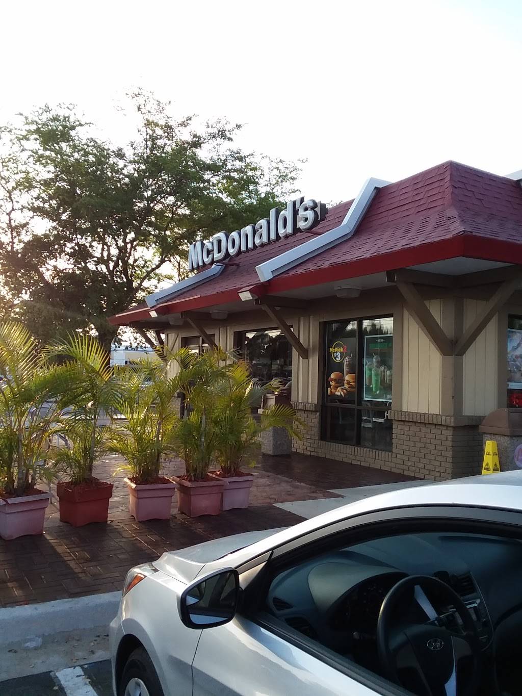 McDonalds | cafe | 4295 N, Davie Road Extension, Hollywood, FL 33024, USA | 9544323134 OR +1 954-432-3134