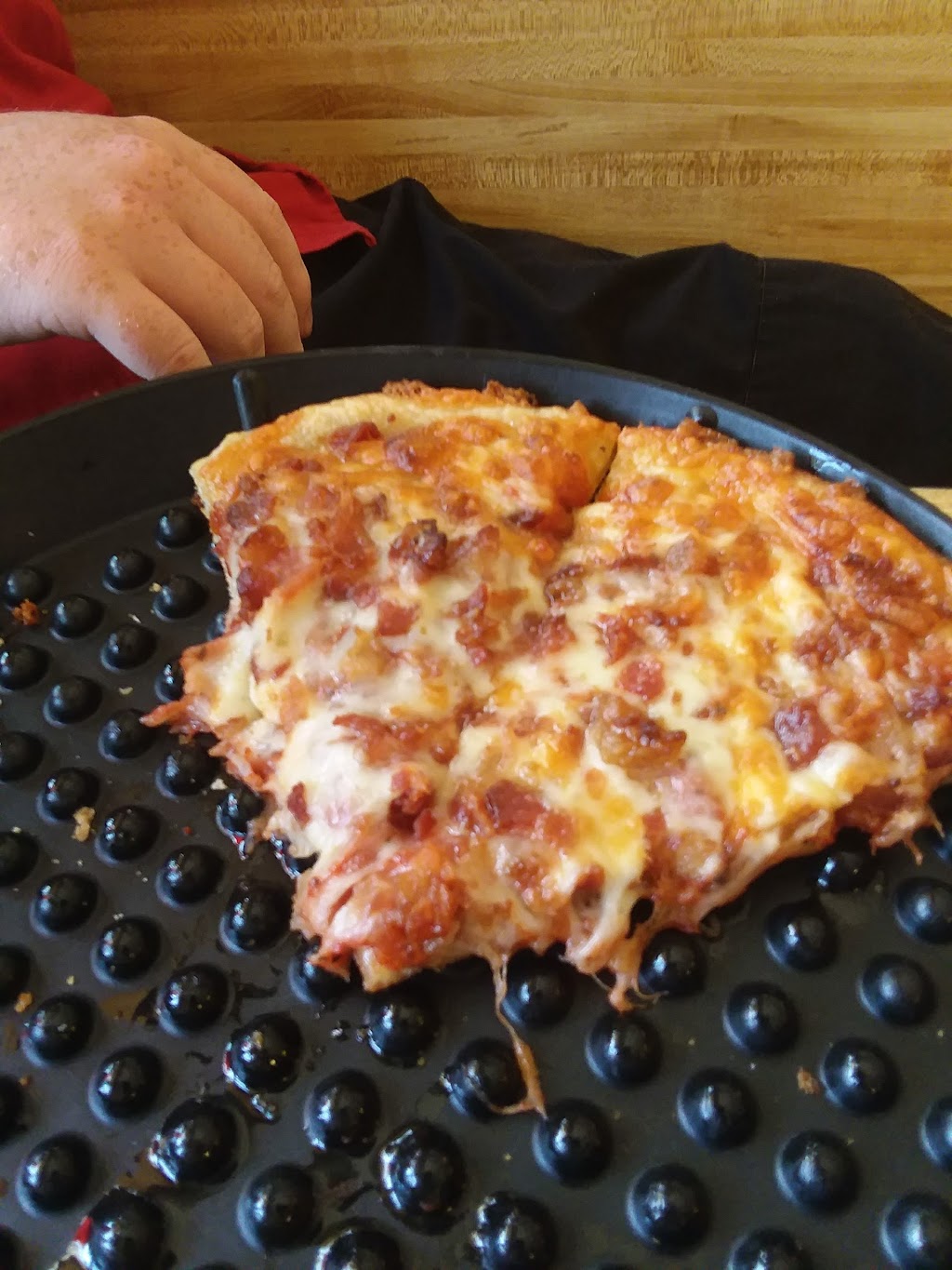 Famous Pizza | restaurant | 597 Main St, Springvale, ME 04083, USA | 2073243349 OR +1 207-324-3349