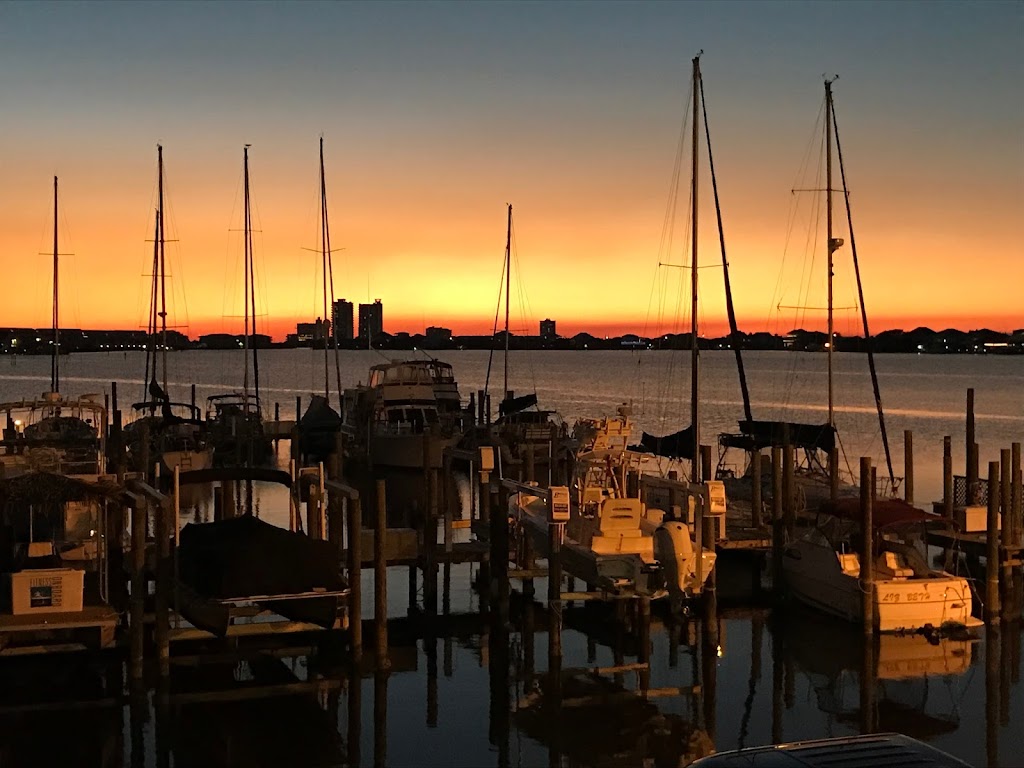 Frisky Dolphin Sunset Oyster Bar & Grill | restaurant | 715 Pensacola Beach Blvd, Pensacola Beach, FL 32561, USA | 8509343141 OR +1 850-934-3141
