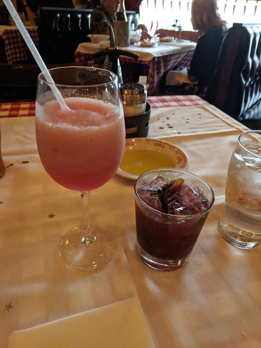 Maggianos Little Italy | restaurant | 7401 S Clinton St, Englewood, CO 80112, USA | 3038581405 OR +1 303-858-1405