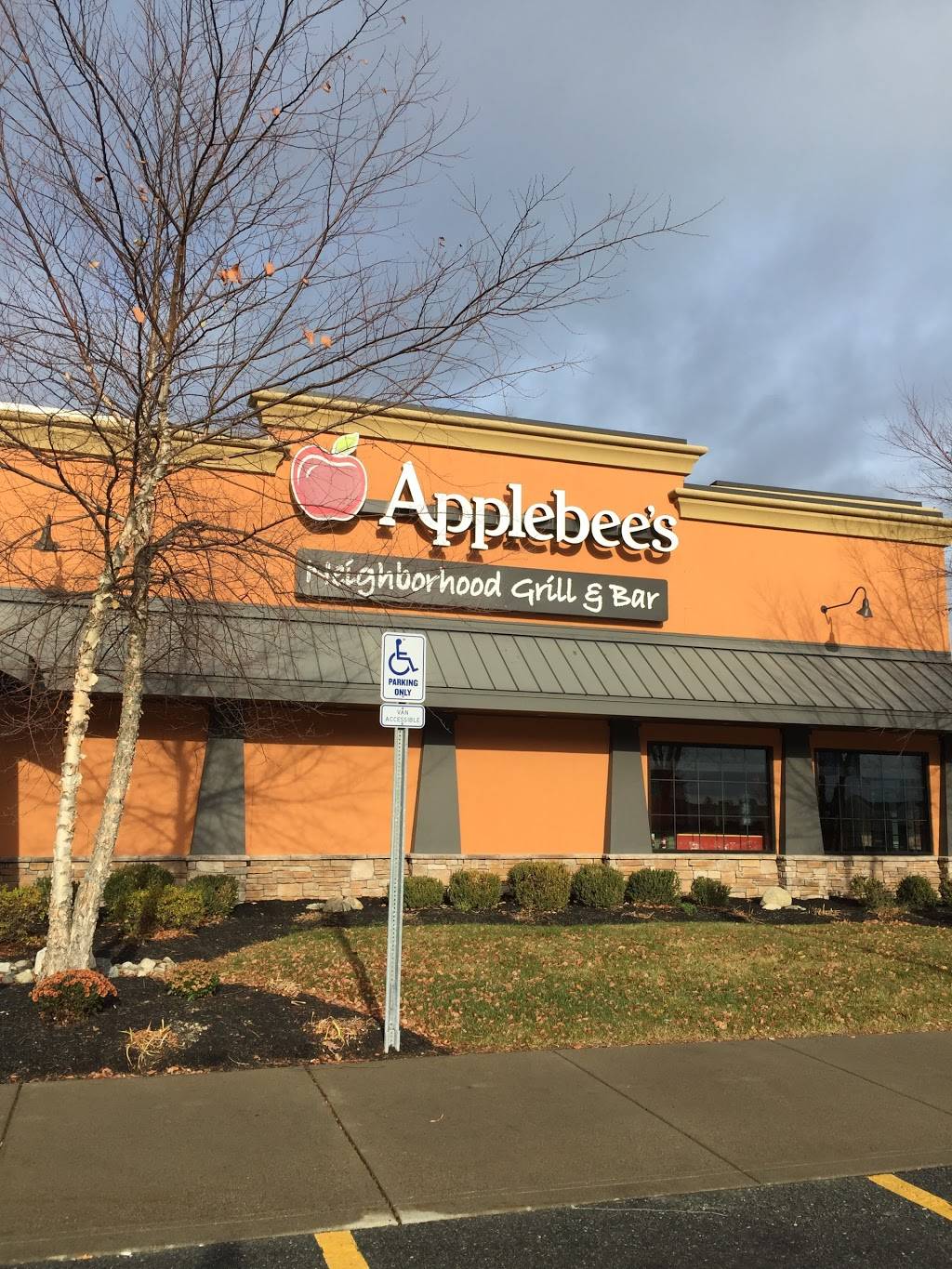 Applebees Grill + Bar | restaurant | 70 MA-146, Millbury, MA 01527, USA | 5085819270 OR +1 508-581-9270