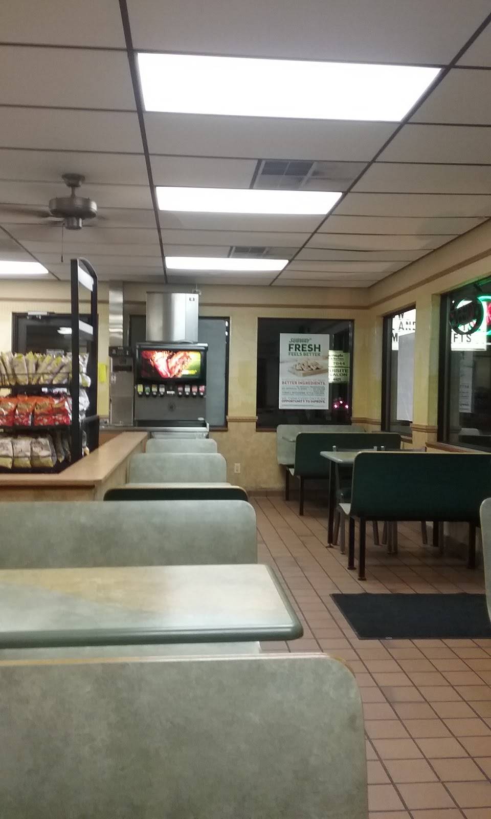 Subway | restaurant | 240 Linn St, Baraboo, WI 53913, USA | 6083560166 OR +1 608-356-0166