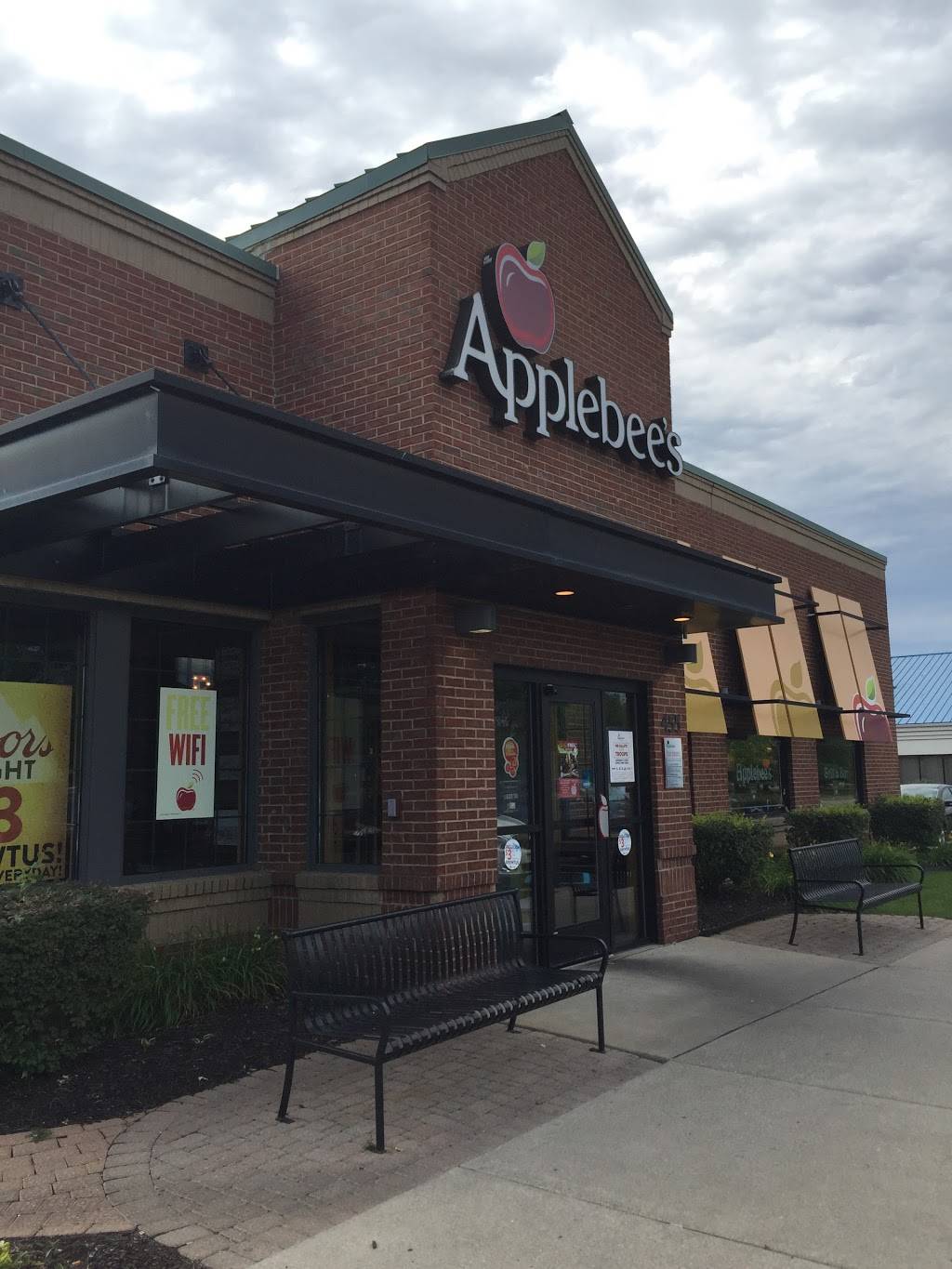 Applebees Grill + Bar | restaurant | 455 Haggerty Hwy, Commerce Charter Twp, MI 48390, USA | 2489268060 OR +1 248-926-8060
