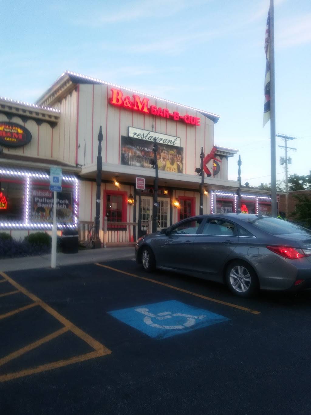 B&M Bar-b-que | restaurant | 21921 N Miles Rd, North Randall, OH 44128, USA | 2164758720 OR +1 216-475-8720