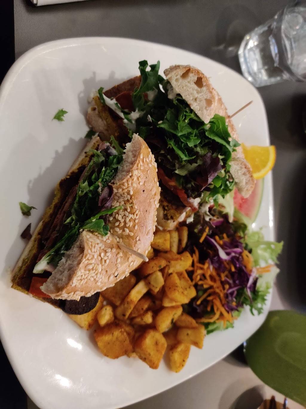 Antidote Bouffe Végane | restaurant | 3459 Rue Ontario E, Montréal, QC H1W 1R4, Canada | 5143036300 OR +1 514-303-6300