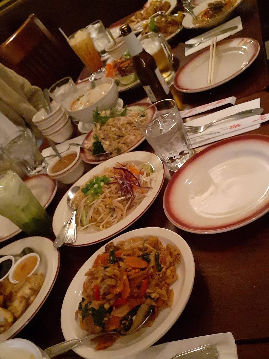 Yum Yum Thai Restaurant | restaurant | 900 N 160th St, Shoreline, WA 98133, USA | 2063621933 OR +1 206-362-1933