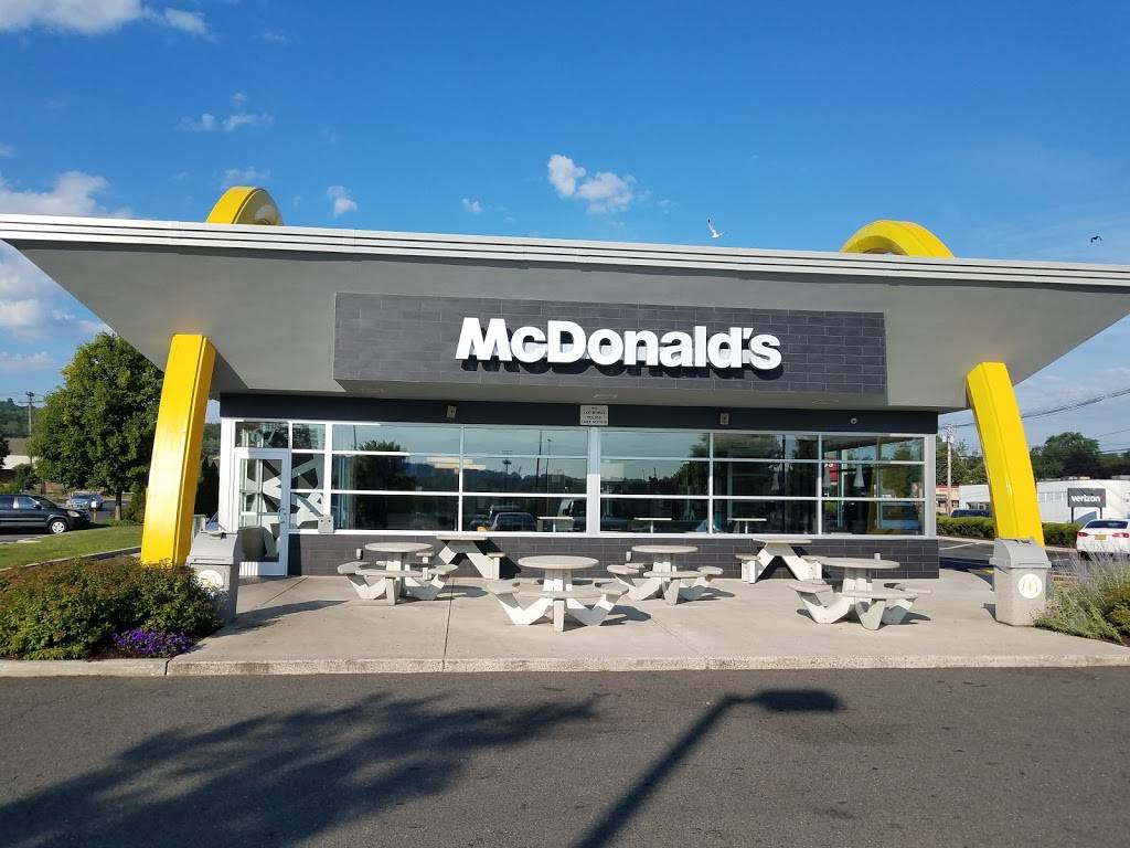 McDonalds | cafe | 67 Newtown Rd, Danbury, CT 06810, USA | 2037901130 OR +1 203-790-1130