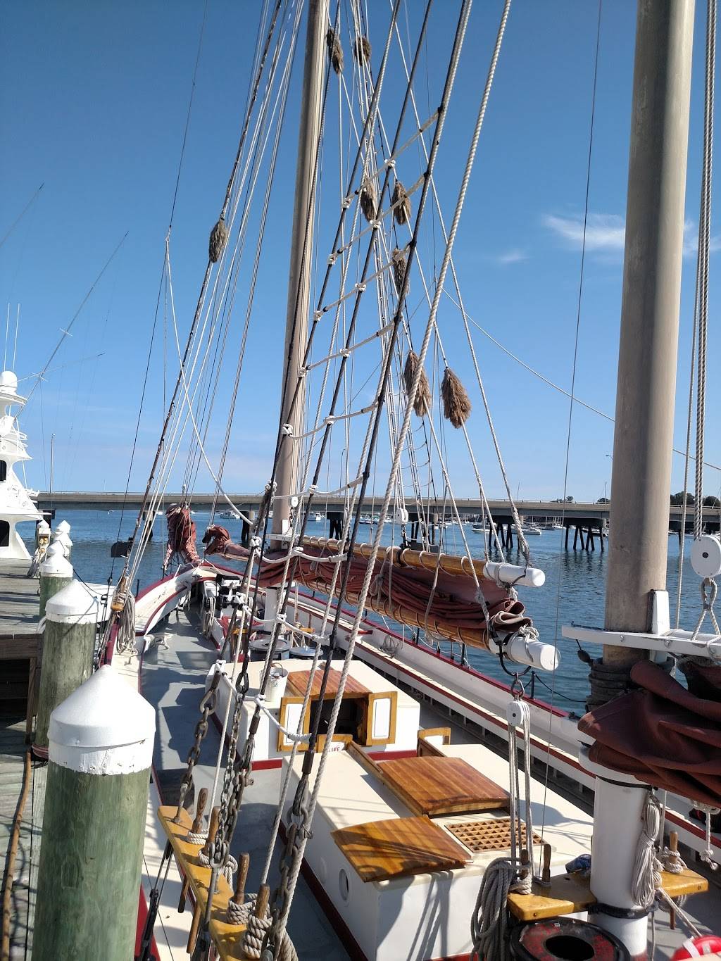 Newport Shipyard & Marina | restaurant | 1 Washington St, Newport, RI 02840, USA | 4018466000 OR +1 401-846-6000