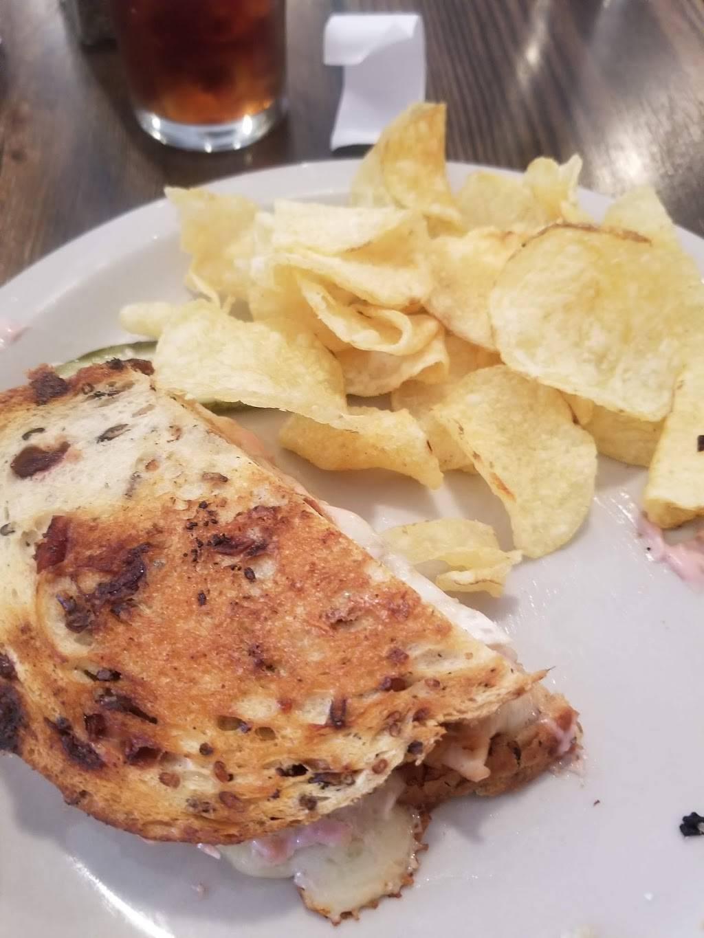 Middle Fork Café | restaurant | 34 Main St S, New London, MN 56273, USA | 3203542124 OR +1 320-354-2124