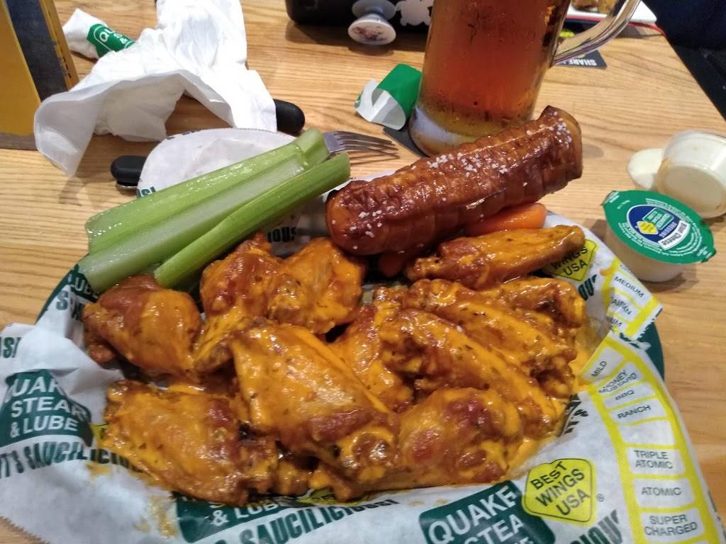 Quaker Steak & Lube | restaurant | 1425 Scalp Ave, Johnstown, PA 15904, USA | 8142629464 OR +1 814-262-9464
