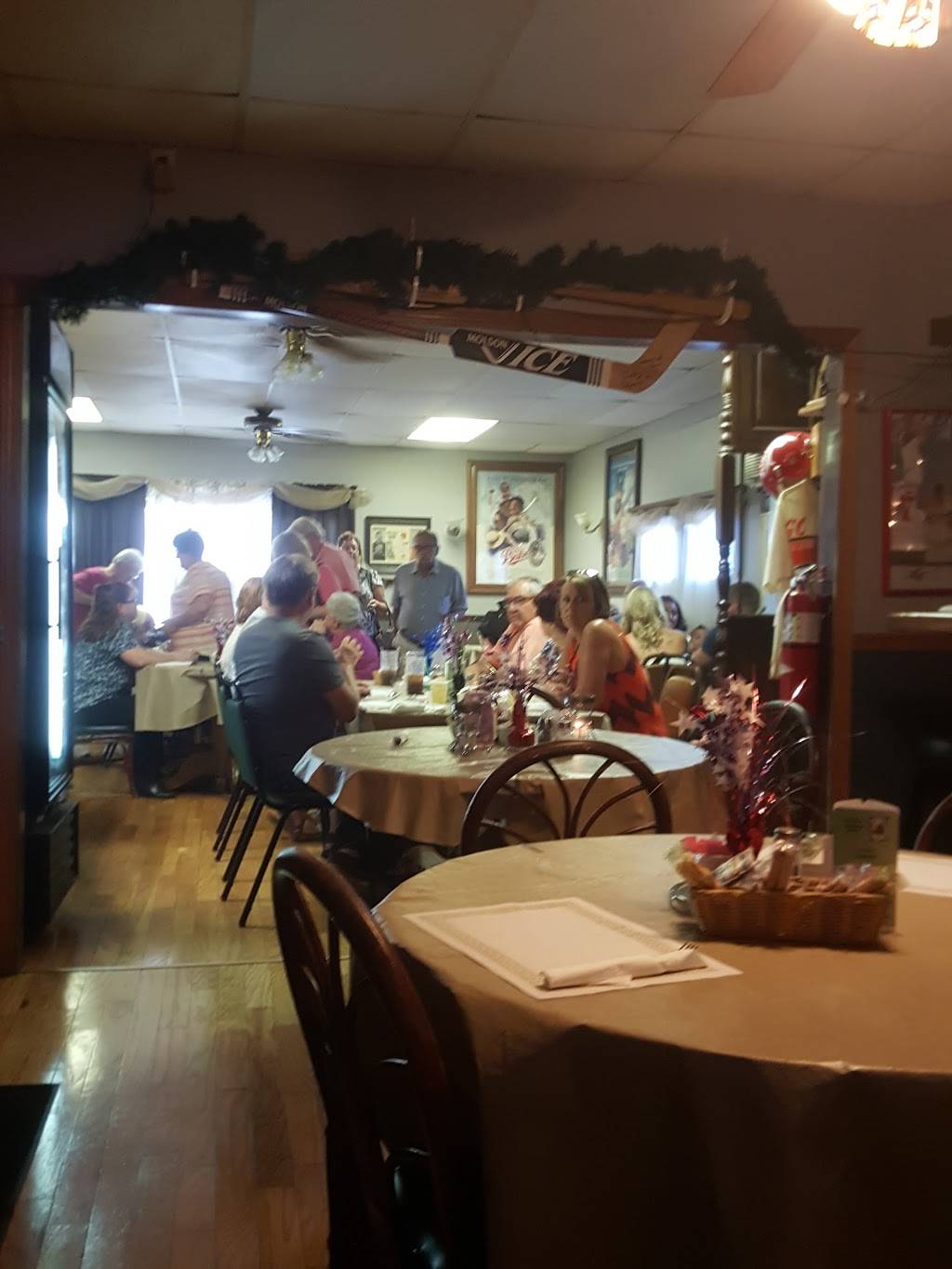 Da Lees Fine Dining | restaurant | 527 S Illinois St, Streator, IL 61364, USA | 8156732224 OR +1 815-673-2224