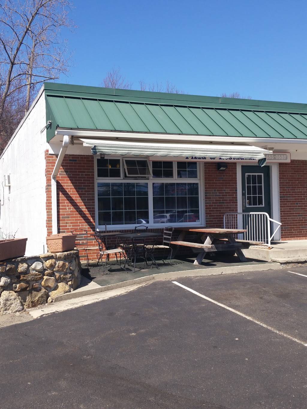 Harwinton Pizza & Restaurant | restaurant | 122 Litchfield Rd, Harwinton, CT 06791, USA | 8604850535 OR +1 860-485-0535