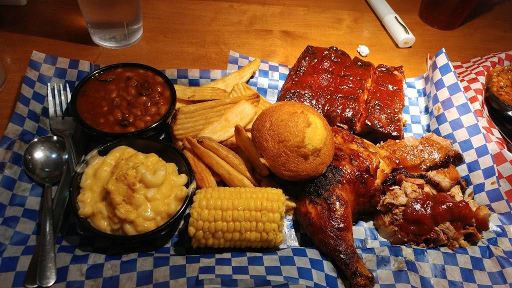Famous Daves Bar-B-Que | restaurant | 1206 SE Everett Mall Way, Everett, WA 98208, USA | 4253531600 OR +1 425-353-1600