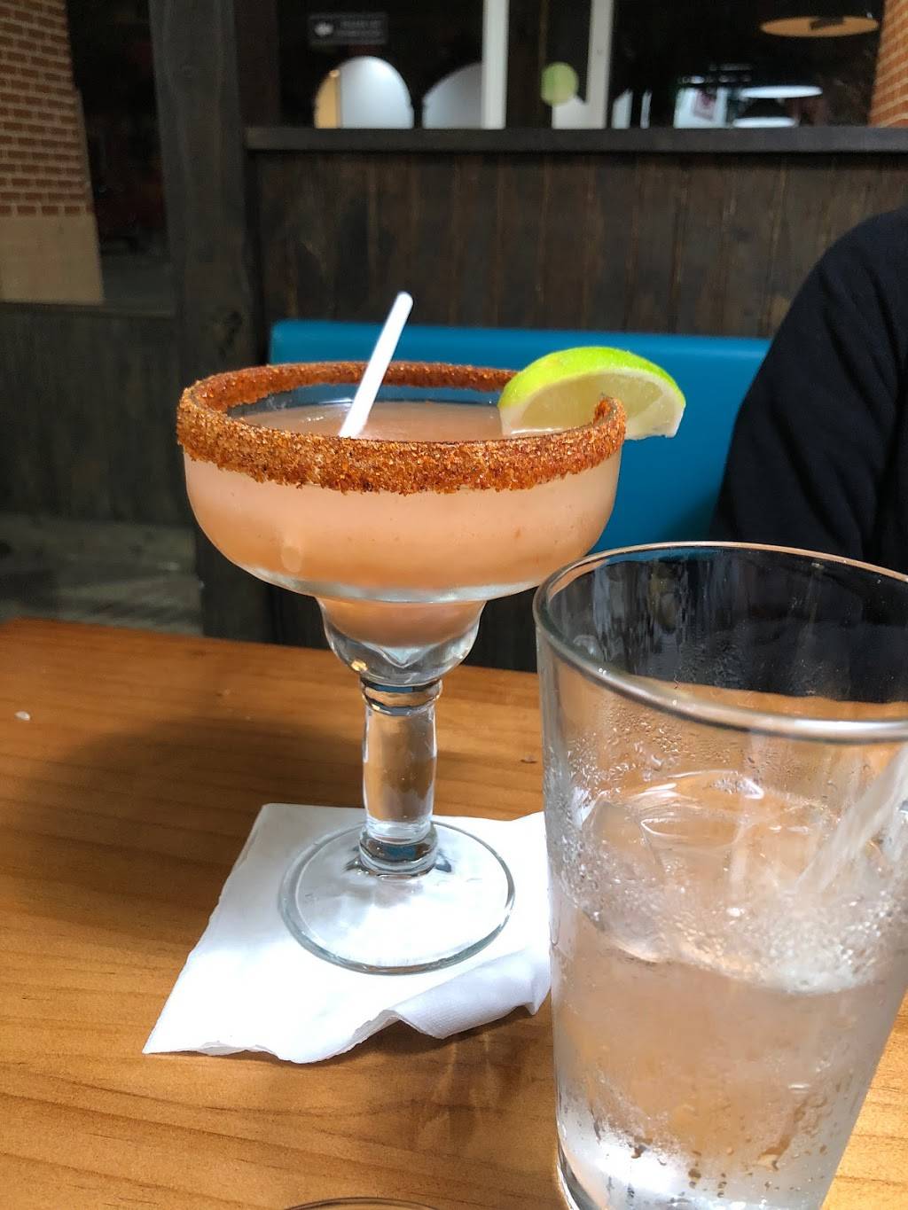 Viva La Mexicana Bar & Grill | restaurant | 8408 Katy Fwy Suite 100, Houston, TX 77024, USA | 7136374540 OR +1 713-637-4540