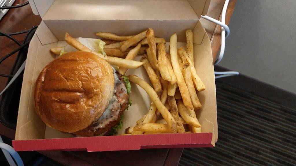 TGI Fridays | restaurant | 591 W Big Beaver Rd, Troy, MI 48084, USA | 2485249489 OR +1 248-524-9489