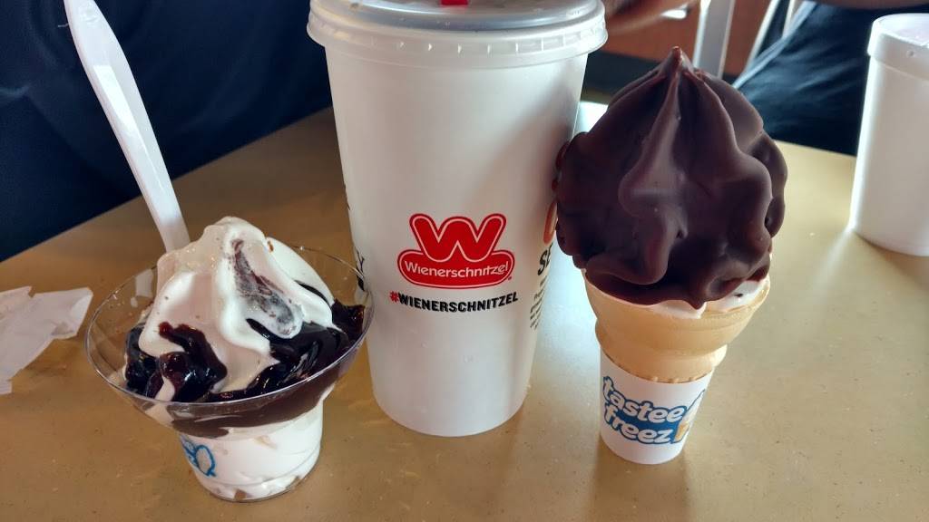 Wienerschnitzel | restaurant | 32080 Temecula Pkwy, Temecula, CA 92592, USA | 9513032200 OR +1 951-303-2200