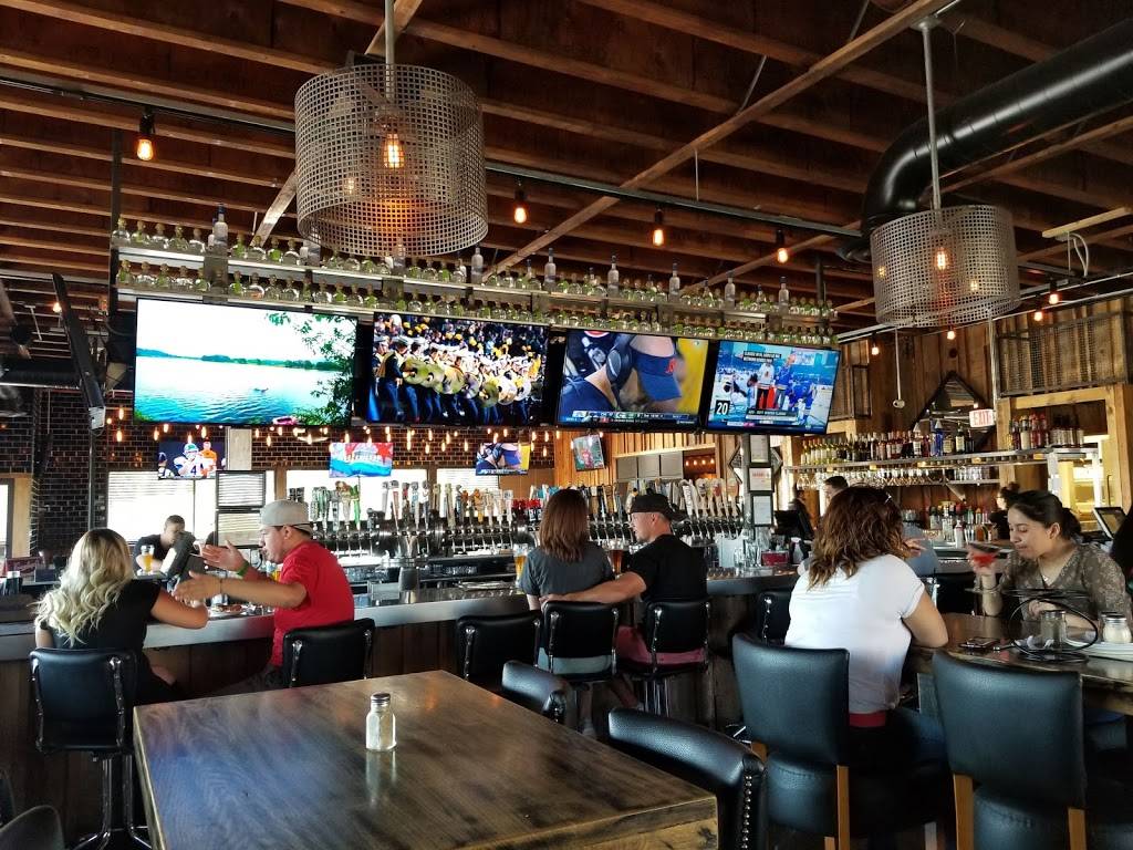 Bulldog Ale House | restaurant | 451 N Commons Dr, Aurora, IL 60504, USA | 6308960333 OR +1 630-896-0333