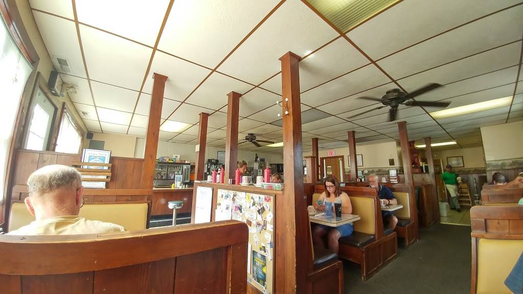 Cubby Hole | restaurant | 10713 N Main St, Richmond, IL 60071, USA | 8156784624 OR +1 815-678-4624