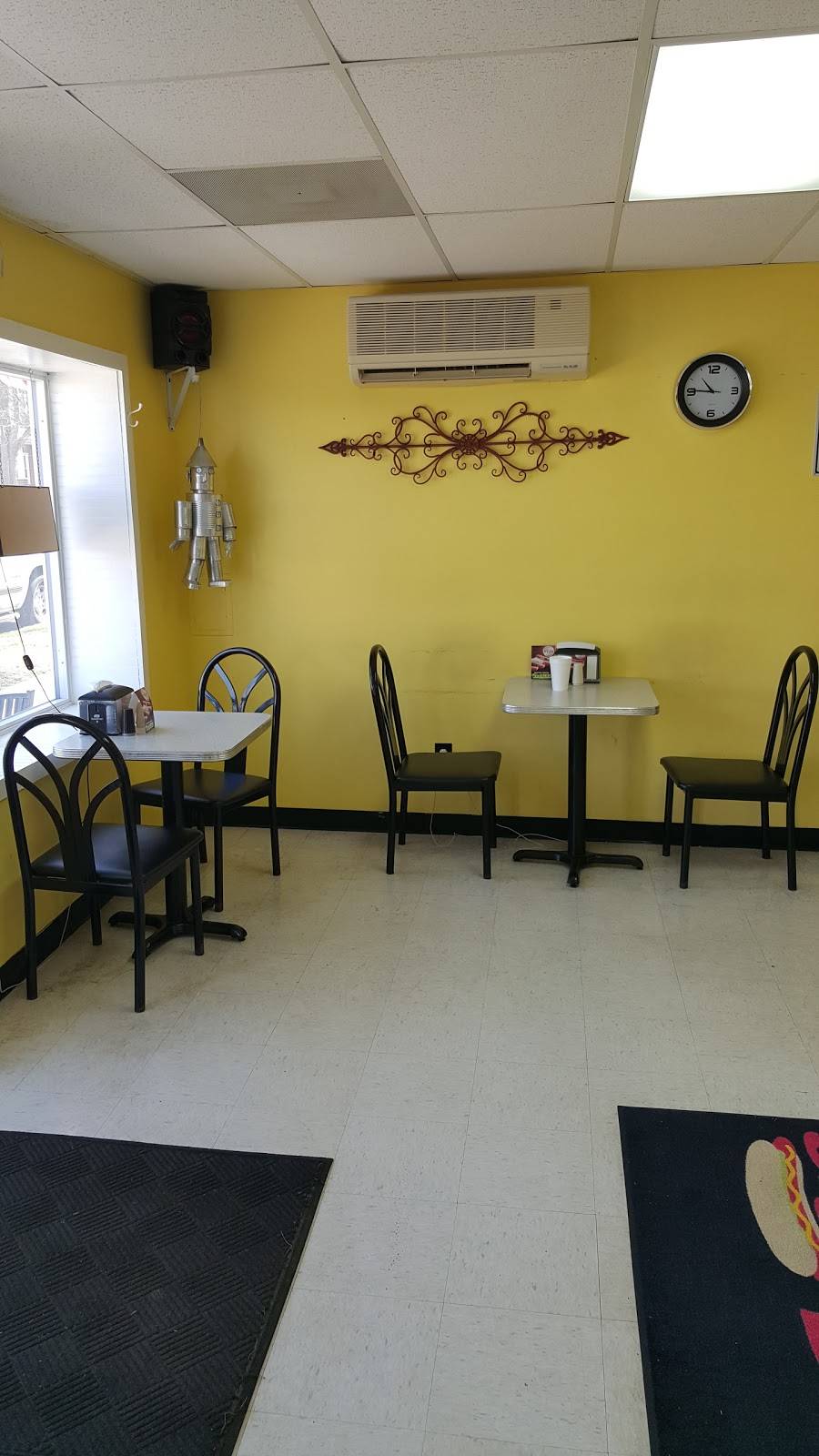 Signature Dogs | restaurant | 1300 Roanoke Ave, Roanoke Rapids, NC 27870, USA | 2525351009 OR +1 252-535-1009